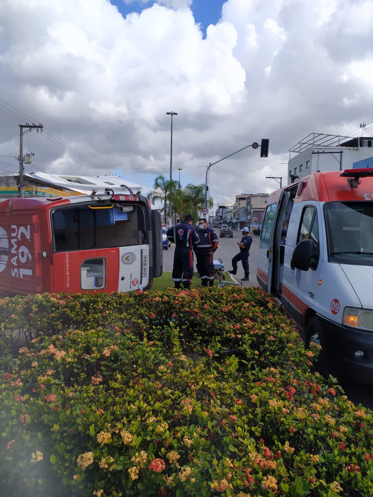 Acidente entre ambulância do Samu e ônibus na Avenida Lindenberg, em Vila Velha