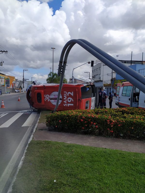 Acidente entre ambulância do Samu e ônibus na Avenida Lindenberg, em Vila Velha por Letícia Gonçalves
