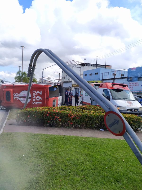 Acidente entre ambulância do Samu e ônibus na Avenida Lindenberg, em Vila Velha por Letícia Gonçalves