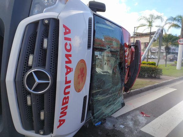 Acidente entre ambulância do Samu e ônibus na Avenida Lindenberg, em Vila Velha por Letícia Gonçalves