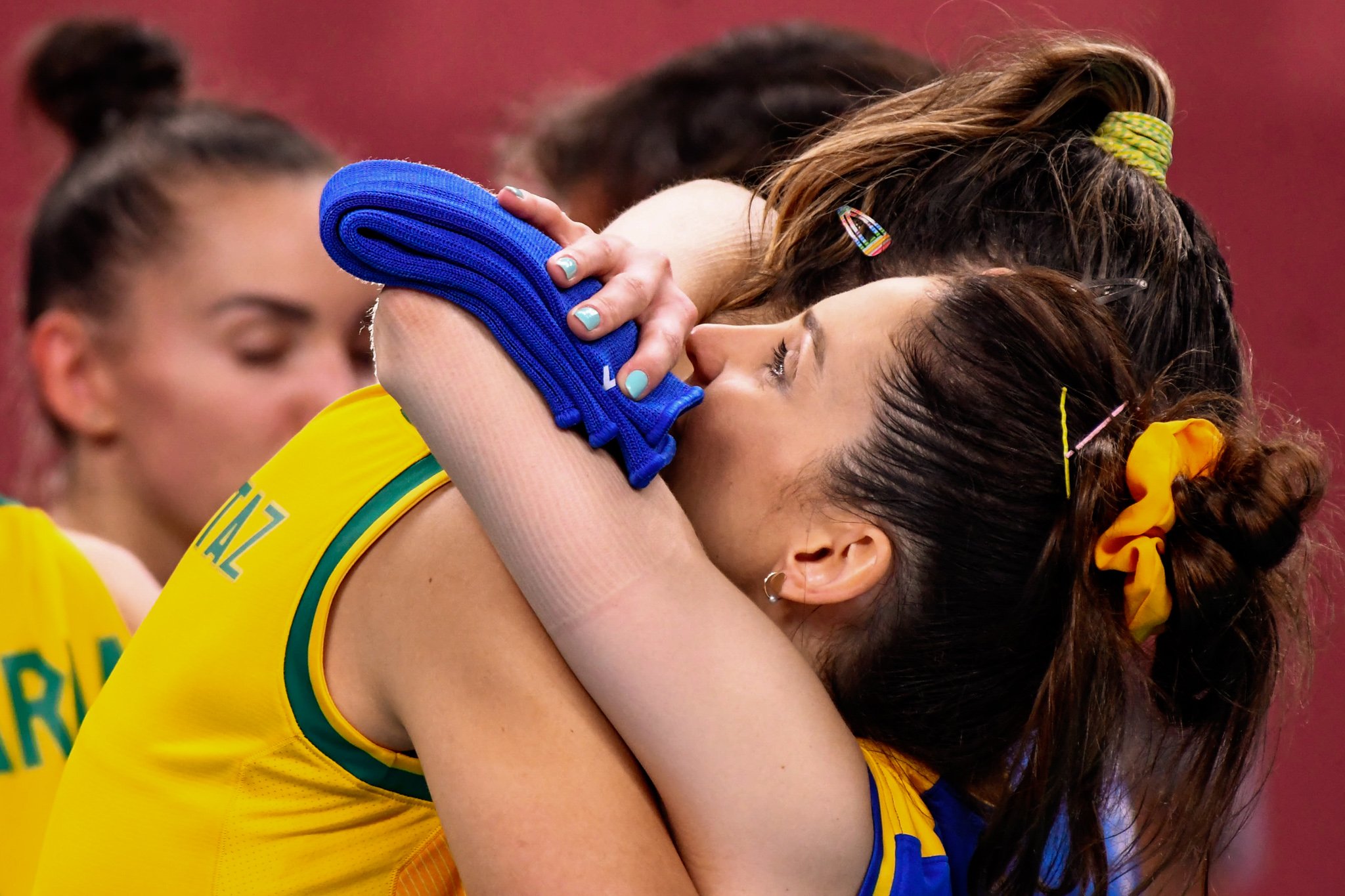 Atletas se abraçam durante Olimpíadas de Tóquio