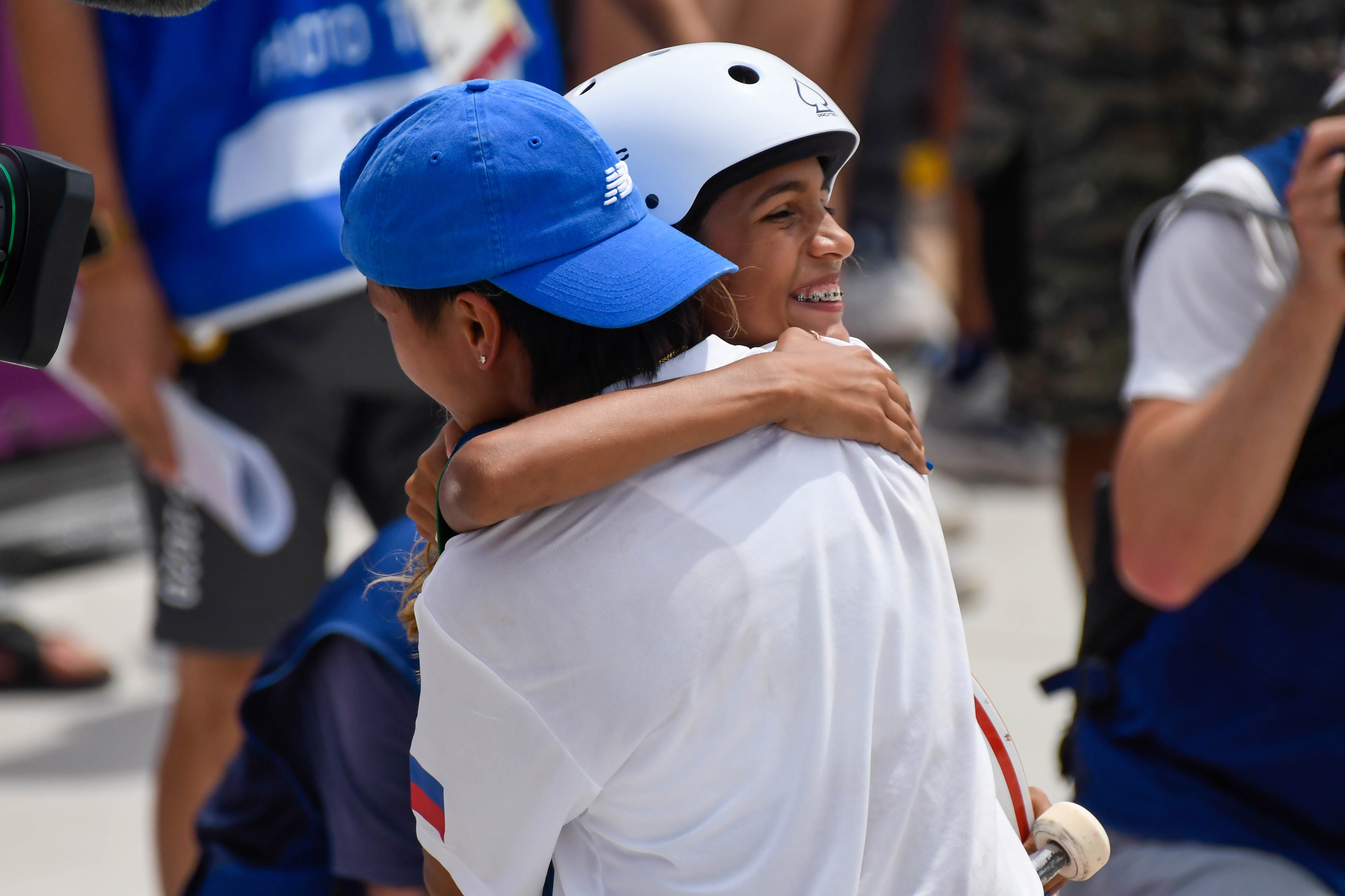 Atletas se abraçam durante Olimpíadas de Tóquio