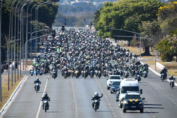 Bolsonaro participa de motociata em Brasília
