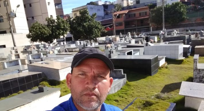 Trabalhando desde 2007 no Cemitério São João Batista, Fabrício da Silva Pascoal criou uma conta no Youtube para acabar com os mitos macabros sobre a profissão e ainda sana a curiosidade das pessoas sobre o "mundo dos mortos"