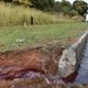 Imagem - Óleo diesel que vazou de caminhão em acidente atingiu córrego na Serra