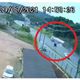 Imagem - Vídeo mostra momento em que caminhão-tanque tomba na BR 101, na Serra