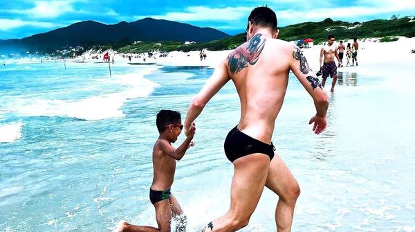 Bruno Nascimento, conhecido como a drag queen Aretuza Lovi, se revoltou com alguns comentários em foto publicada com o filho em homenagem aos Dias do Pais.