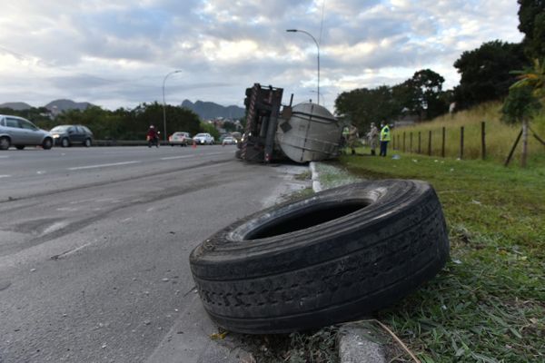 Caminhão tomba na BR 101 em Planalto Serrano, na Serra por Fernando Madeira 