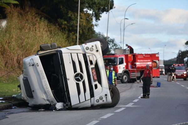 Caminhão tomba na BR 101 em Planalto Serrano, na Serra por Fernando Madeira 