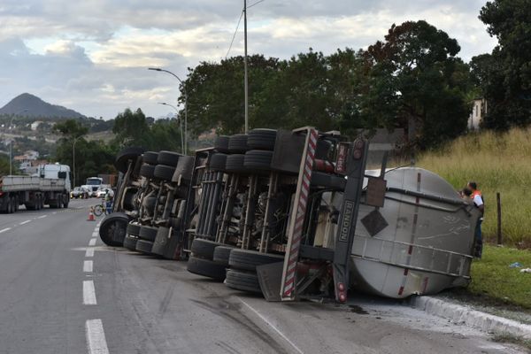 Caminhão tomba na BR 101 em Planalto Serrano, na Serra por Fernando Madeira 