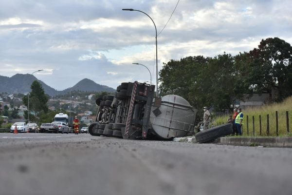 Caminhão tomba na BR 101 em Planalto Serrano, na Serra por Fernando Madeira 