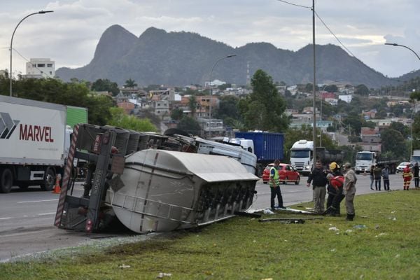 Caminhão tomba na BR 101 em Planalto Serrano, na Serra por Fernando Madeira 