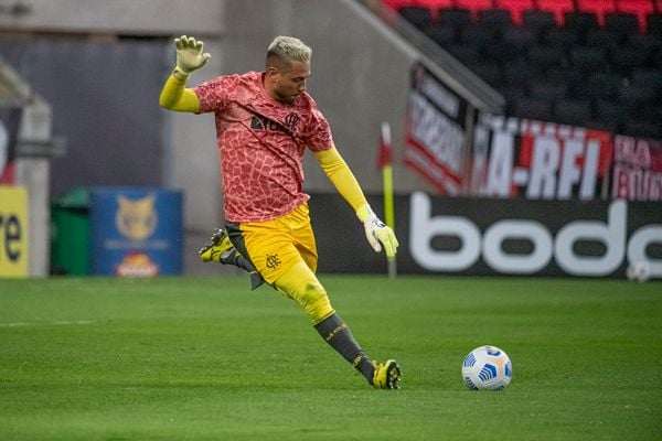 É o melhor goleiro do Brasil! Diego Alves leva o prêmio Bola de