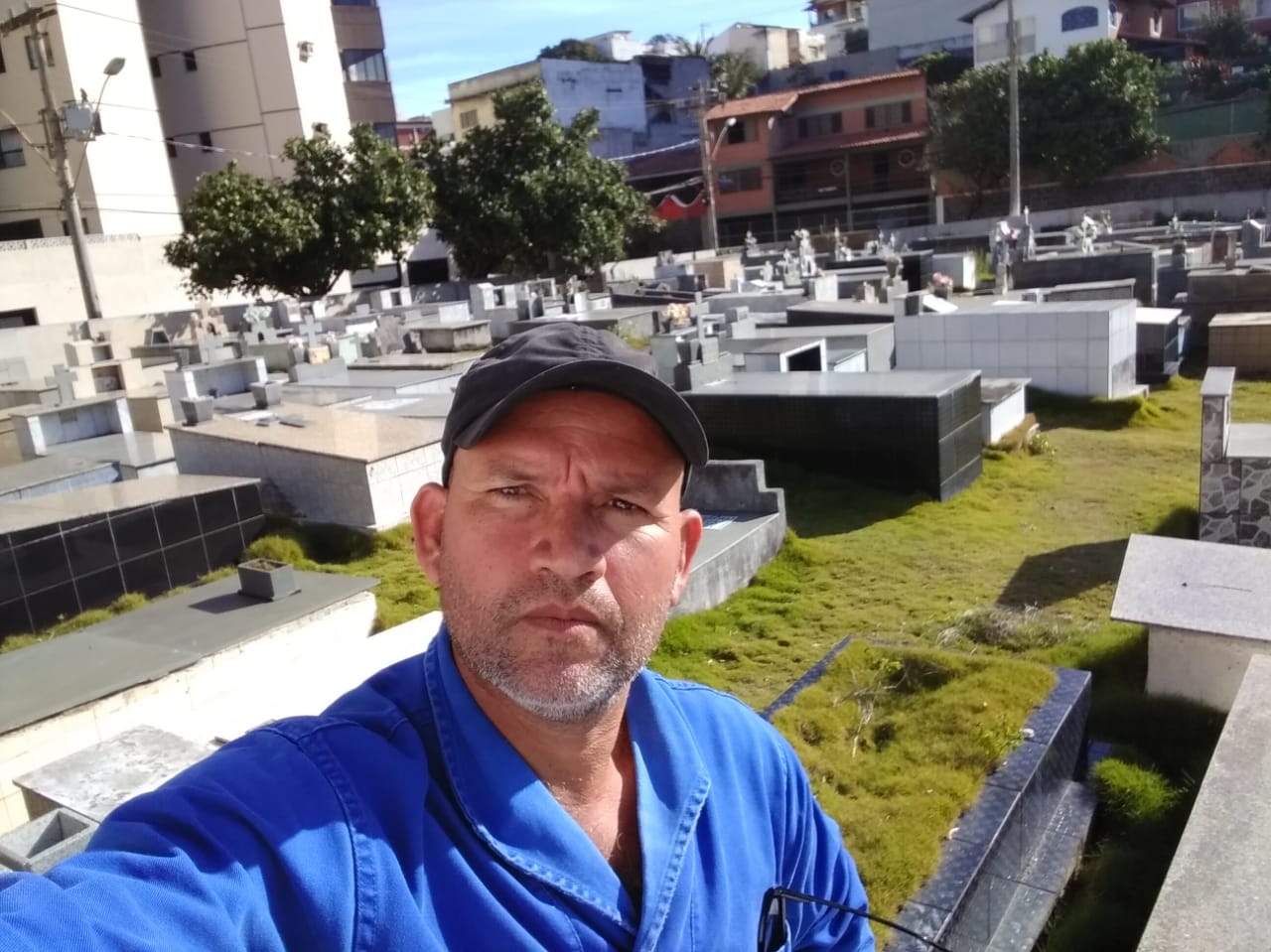 Trabalhando desde 2007 no Cemitério São João Batista, Fabrício da Silva Pascoal criou uma conta no Youtube para acabar com os mitos macabros sobre a profissão e ainda sana a curiosidade das pessoas sobre o 'mundo dos mortos'