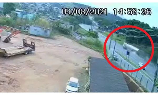 Vídeo flagra momento em que caminhão de óleo diesel tomba na Serra