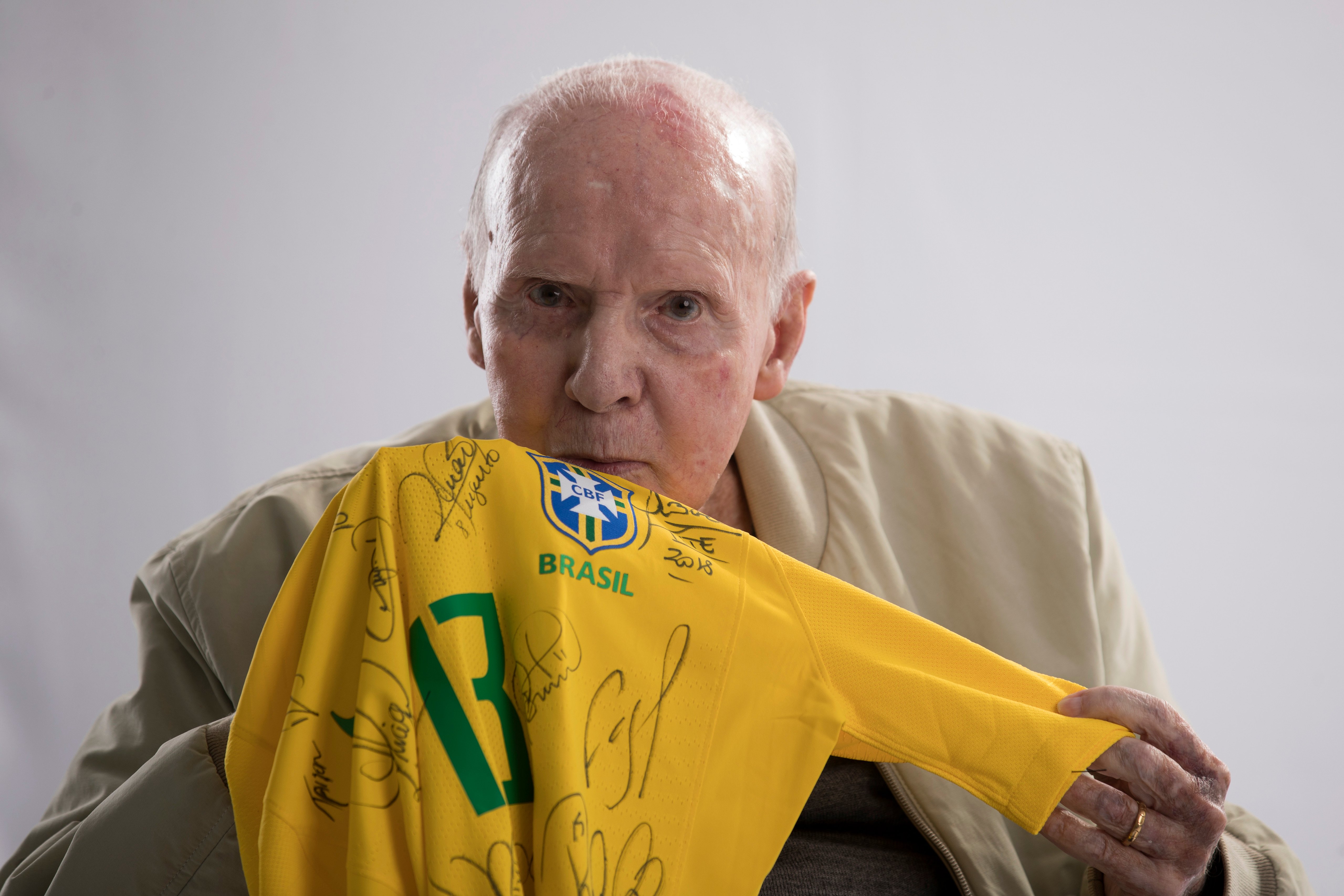 Icônico treinador e ex-jogador da Seleção Brasileira faleceu na noite desta sexta-feira (6), aos 92 anos, em decorrência de uma falência múltipla de órgãos