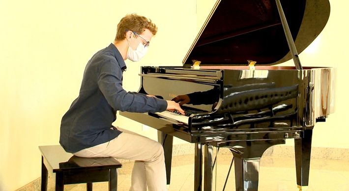 Fábio Lahass, de 23 anos, saiu do interior do Espírito Santo para estudar música erudita. Agora, luta por uma vaga em um mestrado na Áustria