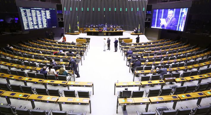 Aliados do presidente Jair Bolsonaro esperam aprovar proposta nesta terça-feira (9), visando margem de votos superior ao primeiro turno