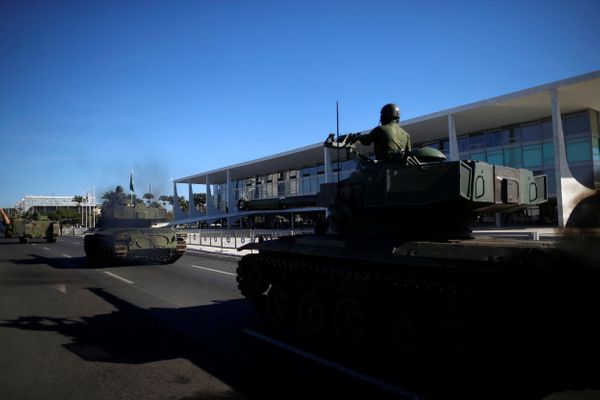 Desfile militar em dia do voto impresso em Brasília