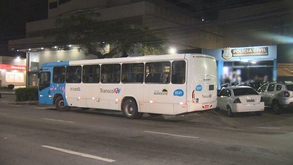Motorista e os passageiros do ônibus registraram a ocorrência na Delegacia Regional da Serra