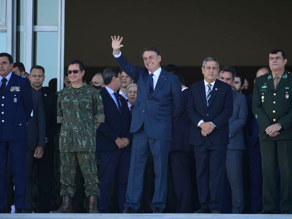 O Presidente Jair Bolsonaro e os comandantes das Forças Armadas saúdam comboio com veículos blindados e armamentos que passa pela Esplanada dos Ministérios