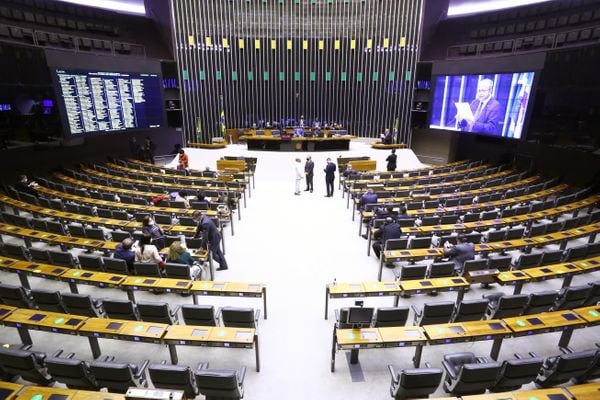 Plenário da Câmara dos Deputados. Parte dos parlamentares participa da sessão virtualmente, em meio à pandemia de Covid-19
