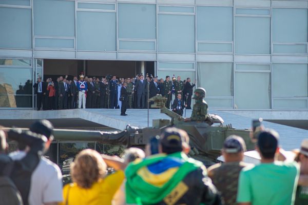 Presidente Jair Bolsonaro acompanha desfile de tanques e blindados da Marinha