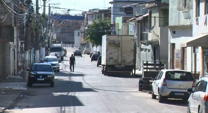 Homem seguia pela Rua Ana Siqueira em direção a um quilão, onde iria fazer compras, quando os tiros começaram nesta terça-feira (10)