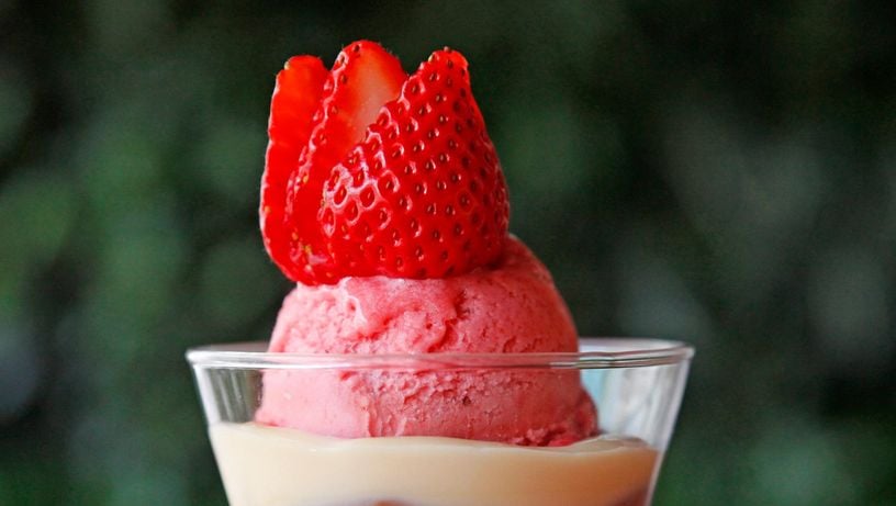 Taça Fragola, sobremesa com morango da Chocolateria Brasil, em Vitória