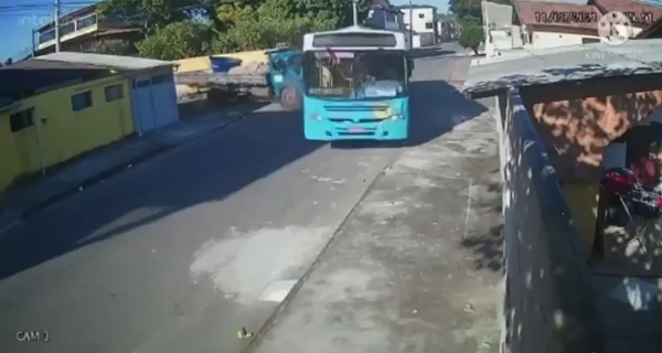 Ônibus do Transcol se envolveu em acidente com um caminhão nesta quarta-feira (11), na Serra