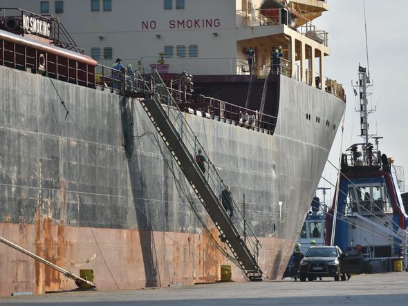 Navio dinamarquês Robert Maersk precisou ficar em quarentena no Espírito Santo, após casos de Covid-19 entre os tripulantes por Fernando Madeira