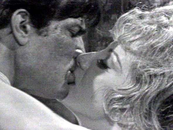 1970 - João Coragem (Tarcísio Meira) e Lara (Glória Menezes) se beijam quando ele vai buscá-la na clínica em Irmãos Coragem  por Divulgação/Arquivo A Gazeta