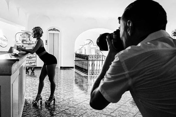 Bryan Adams fotografa estrelas para o Calendário Pirelli, que neste ano tem o tema 