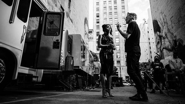 Bryan Adams fotografa estrelas para o Calendário Pirelli, que neste ano tem o tema 