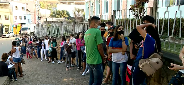 Com vagas já preenchidas, jovens esperam por vacina em Colatina