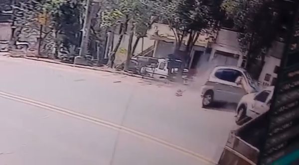 Honda Fit invade a contramão e atinge motociclista em Cachoeiro