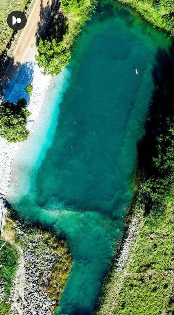 A lagoa azul, como é conhecida, fica no distrito de Piabanha do Norte, em Itapemirim