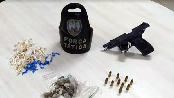 Nas buscas realizadas no bairro, foram encontradas drogas, arma e munições