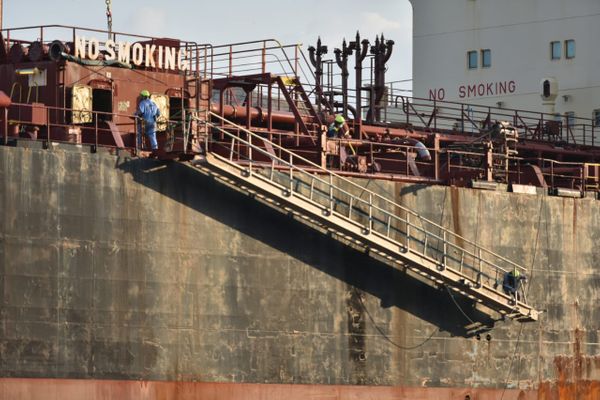 Navio dinamarquês Robert Maersk precisou ficar em quarentena no Espírito Santo, após casos de Covid-19 entre os tripulantes por Fernando Madeira