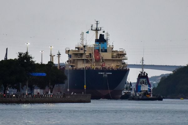Após a tripulação do navio Robert Maersk testar positivo para Covid-19 e cumprir a quarentena, eles deixam o Porto de Vitória 