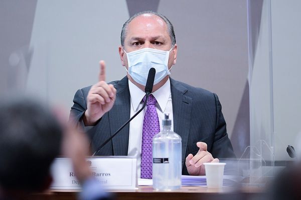 O líder do governo na Câmara, deputado Ricardo Barros (PP-PR) disse que no encontro com Bolsonaro, o deputado Luis Miranda levou cópias de reportagens sobre o suposto envolvimento em contratos firmados com a empresa Global Saúde.