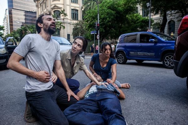Sob Pressão: Evandro (Julio Andrade) e Carolina (Marjorie Estiano) ajudam  Rodolfo ( Douglas Cantudo) ) e Miriam ( Yanna Lavigne )