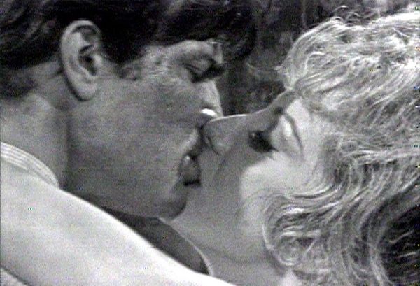 1970 - João Coragem (Tarcísio Meira) e Lara (Glória Menezes) se beijam quando ele vai buscá-la na clínica em Irmãos Coragem  por Divulgação/Arquivo A Gazeta