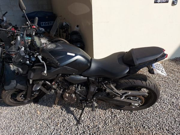 No local, a polícia encontrou três carros de luxo, uma moto, cartões de crédito e cheques em nome de outras pessoas. por Polícia Civil/ Divulgação 