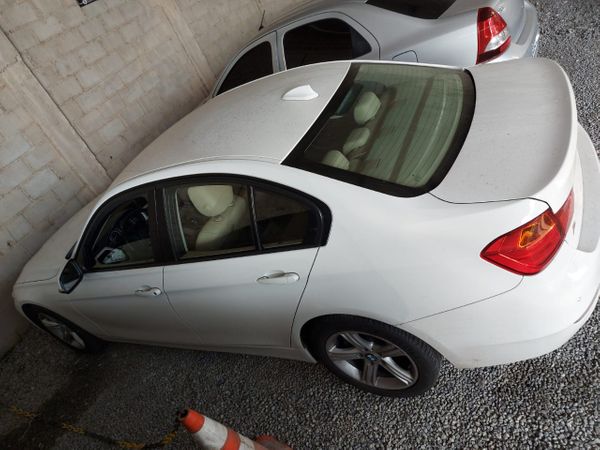 No local, a polícia encontrou três carros de luxo, uma moto, cartões de crédito e cheques em nome de outras pessoas. por Polícia Civil/ Divulgação 