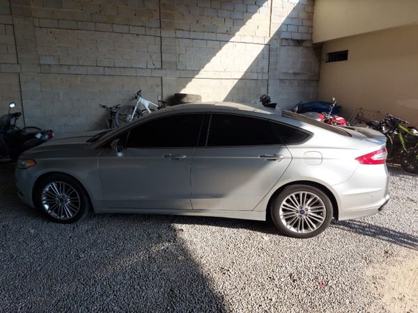 No local, a polícia encontrou três carros de luxo, uma moto, cartões de crédito e cheques em nome de outras pessoas. por Polícia Civil/ Divulgação 