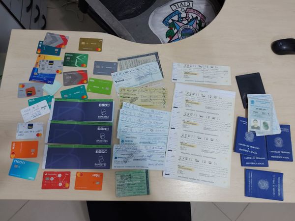 No local, a polícia encontrou três carros de luxo, uma moto, cartões de crédito e cheques em nome de outras pessoas. por Polícia Civil/ Divulgação 