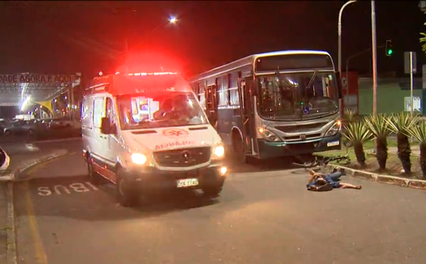 Ciclista foi atropelado por ônibus em Vitória na noite desta quinta-feira (12)
