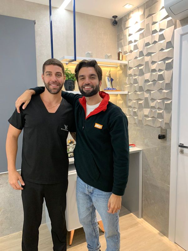 O dentista Victor Simões está com consultório novo no Barro Vermelho e recebeu esta semana o cantor Silva.