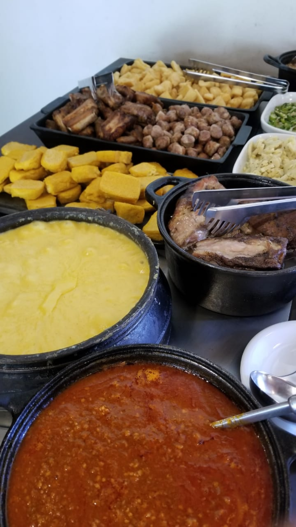 Parte do bufê com pratos servidos no restaurante Nossa Vida, em Venda Nova do Imigrante